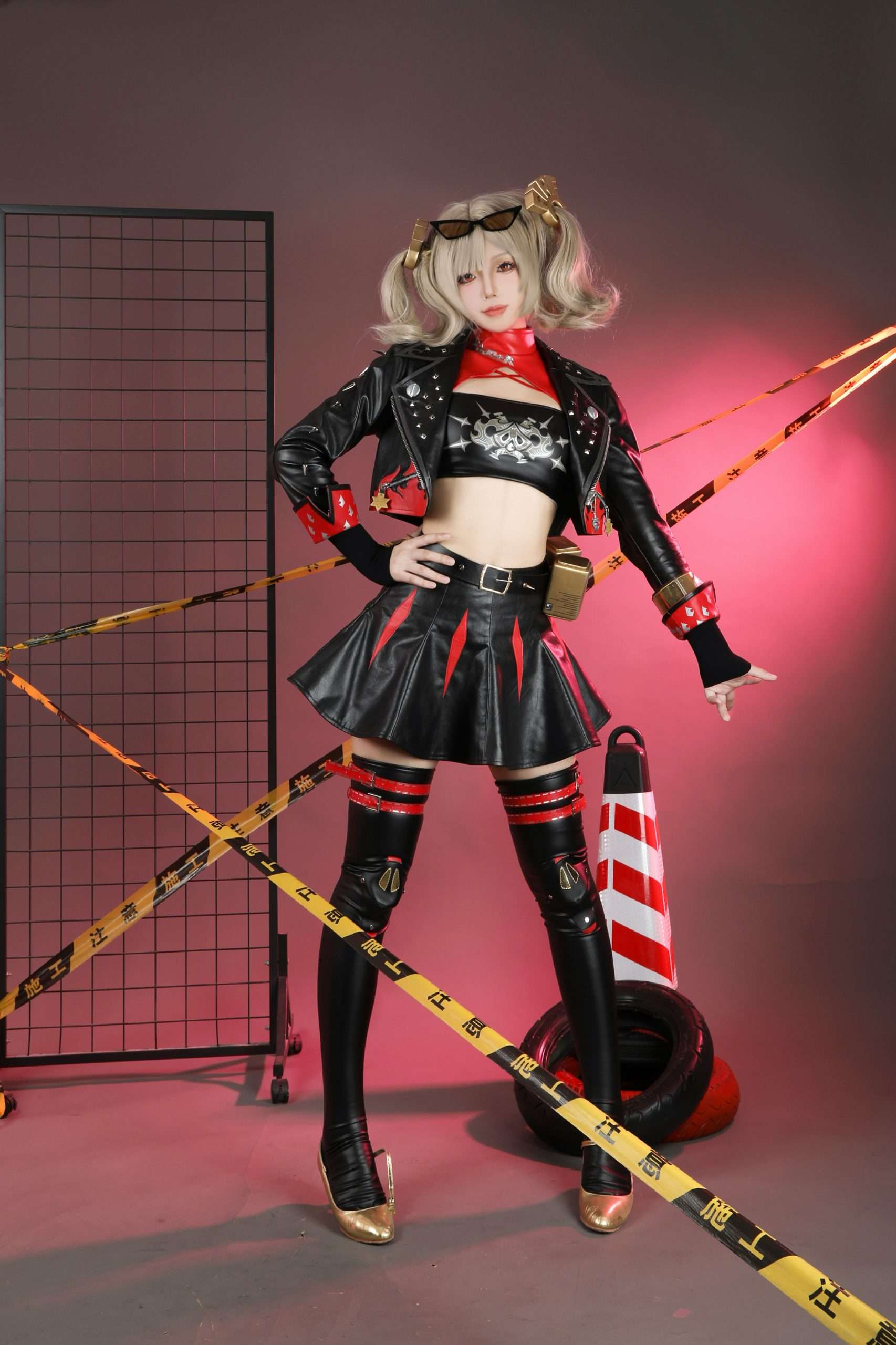 Burnice Whita 角色扮演服装正面，全套服装设计精巧。
