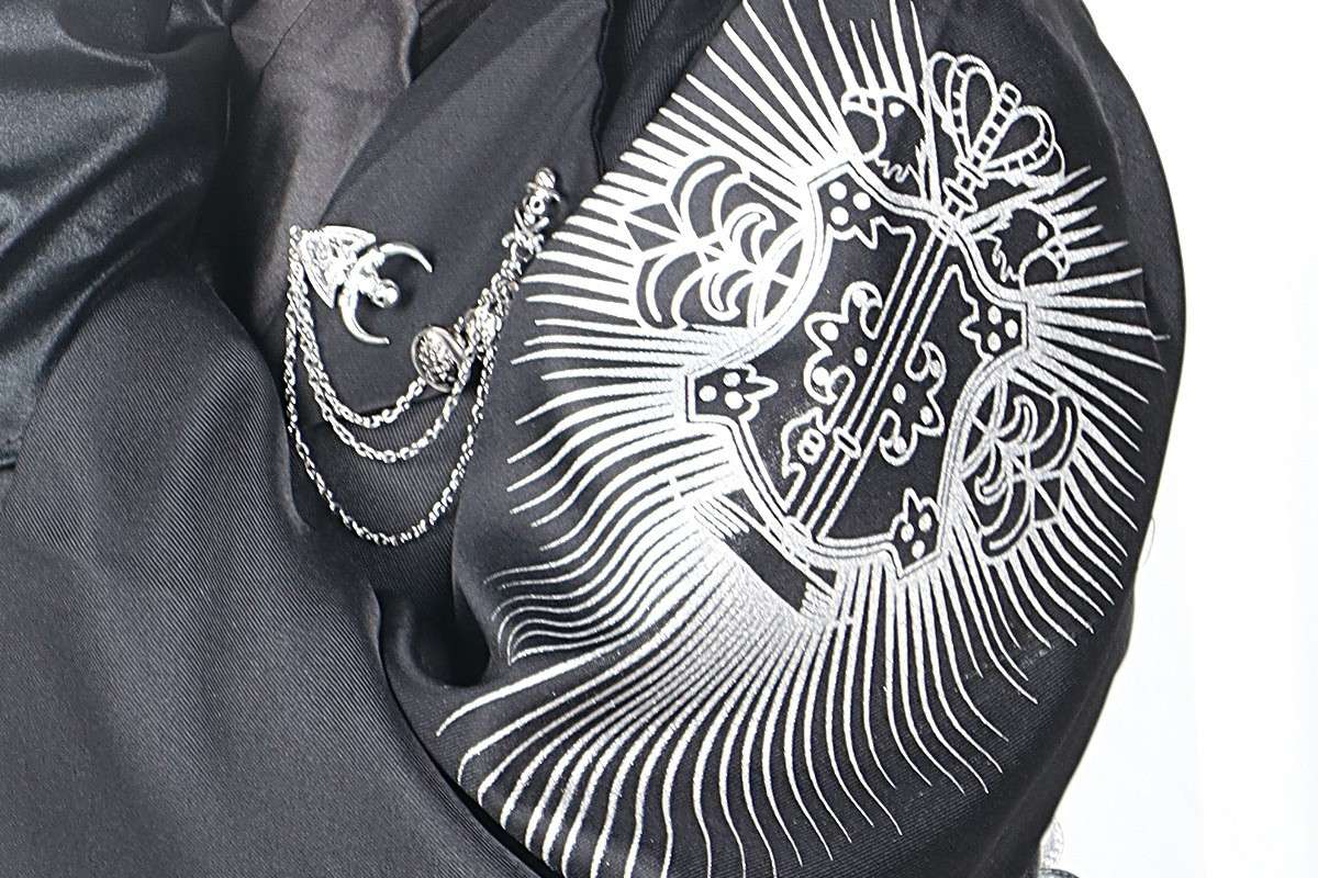 Крупный план деталей косплея Black Butler Ciel Phantomhive 15th Anniversary