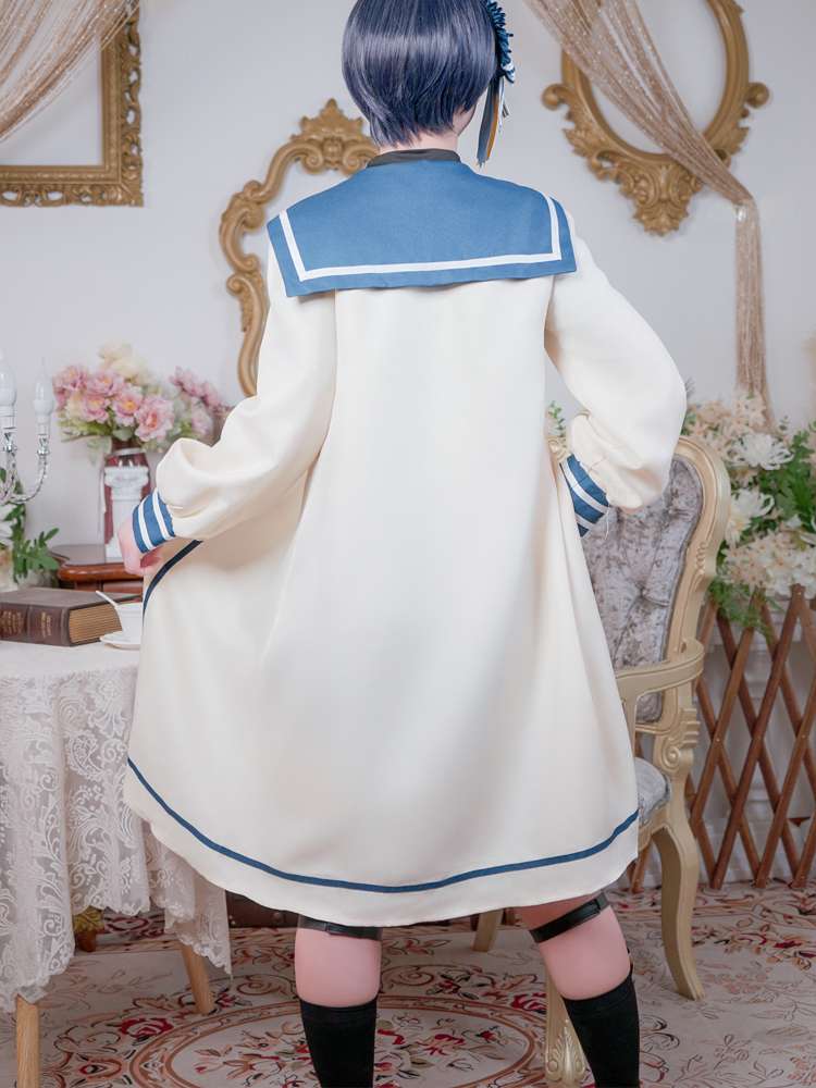 A Black Butler tengerészruha cosplay hátulnézetben