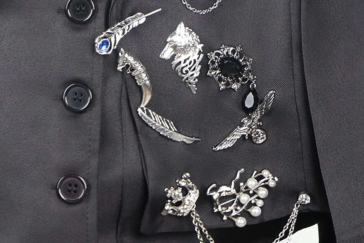 Крупный план деталей косплея Black Butler Ciel Phantomhive 15th Anniversary