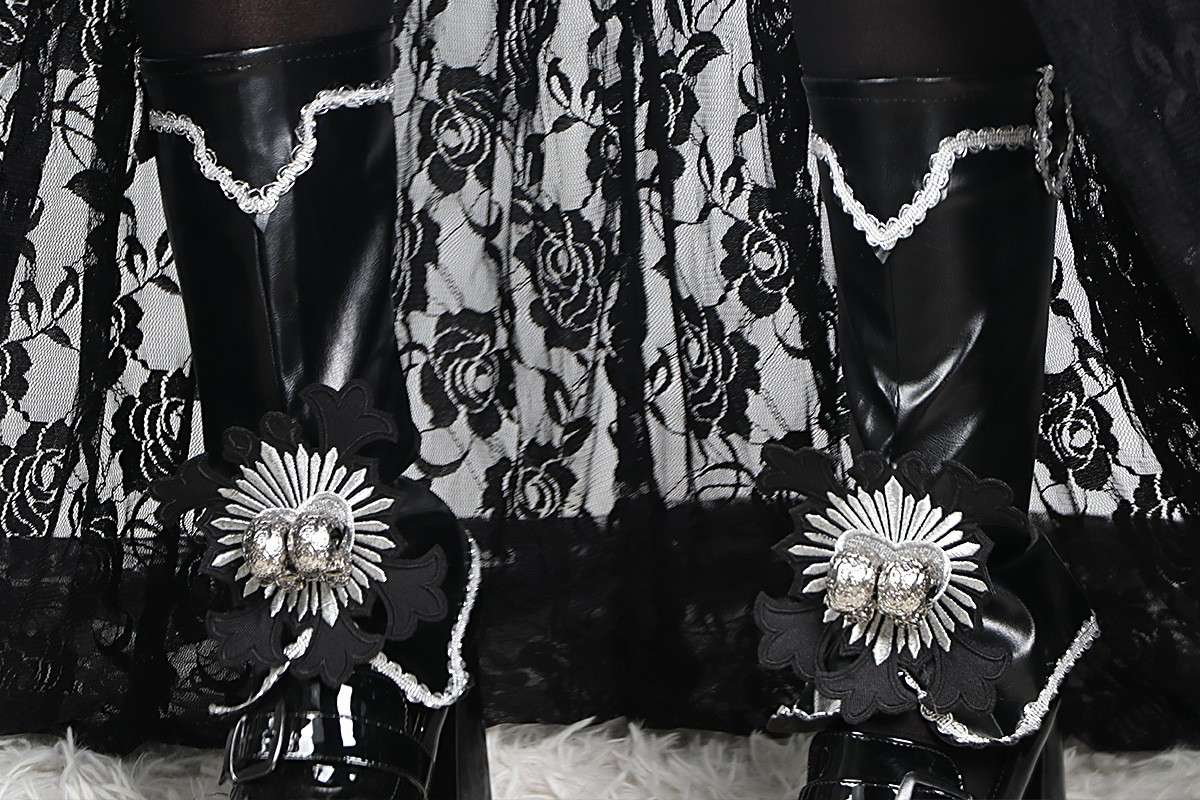 Крупный план деталей косплея Black Butler Ciel Phantomhive 15th Anniversary