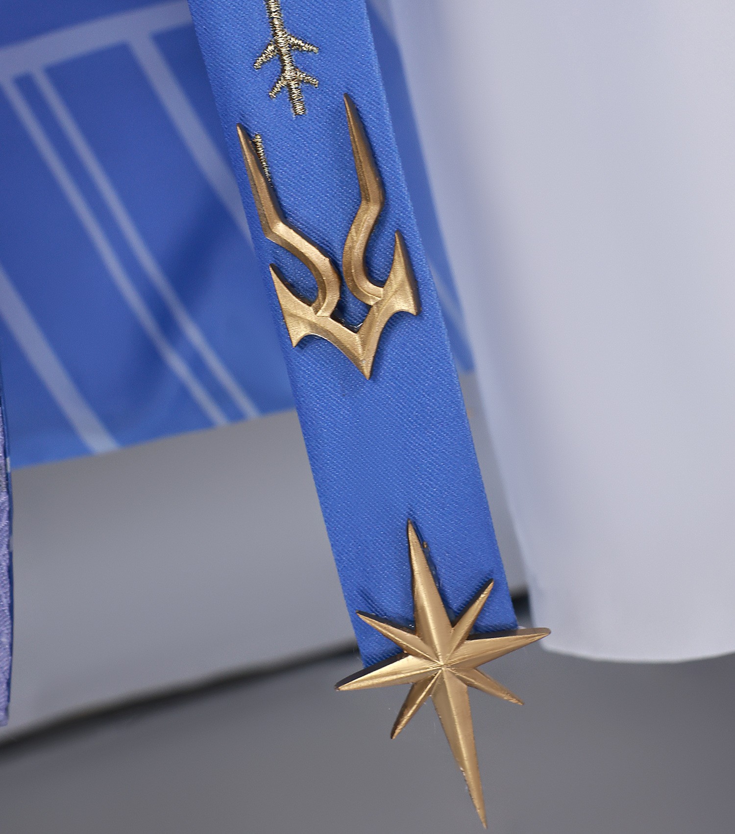 Xavier Light Hunter skin cosplay close-up