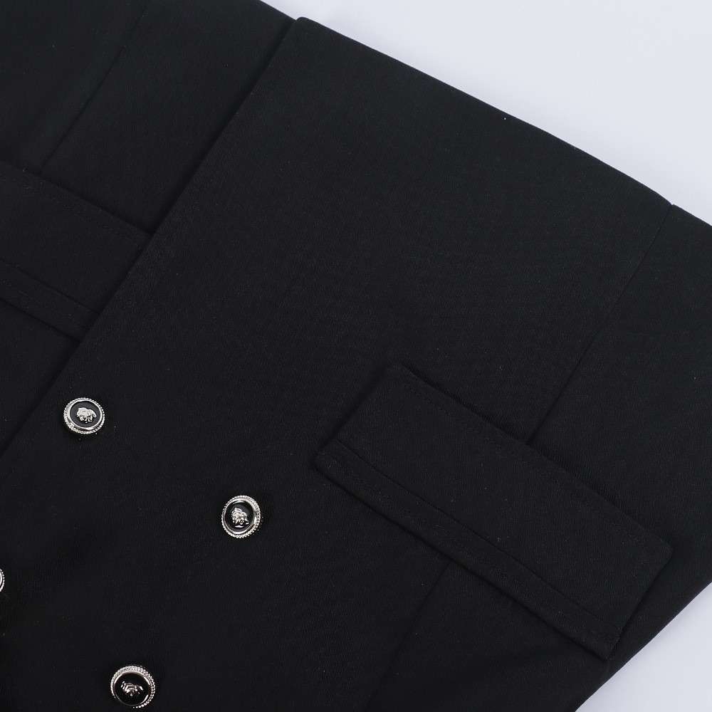 Close-up of fabric and accessories on Meng Qimeng cosplay