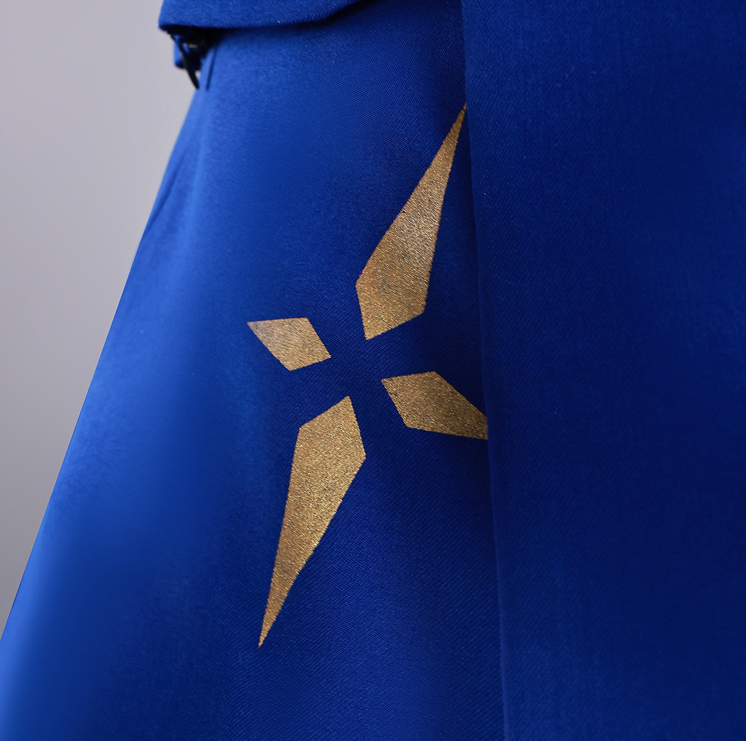 Zoom on Saber’s chest emblem and fabric