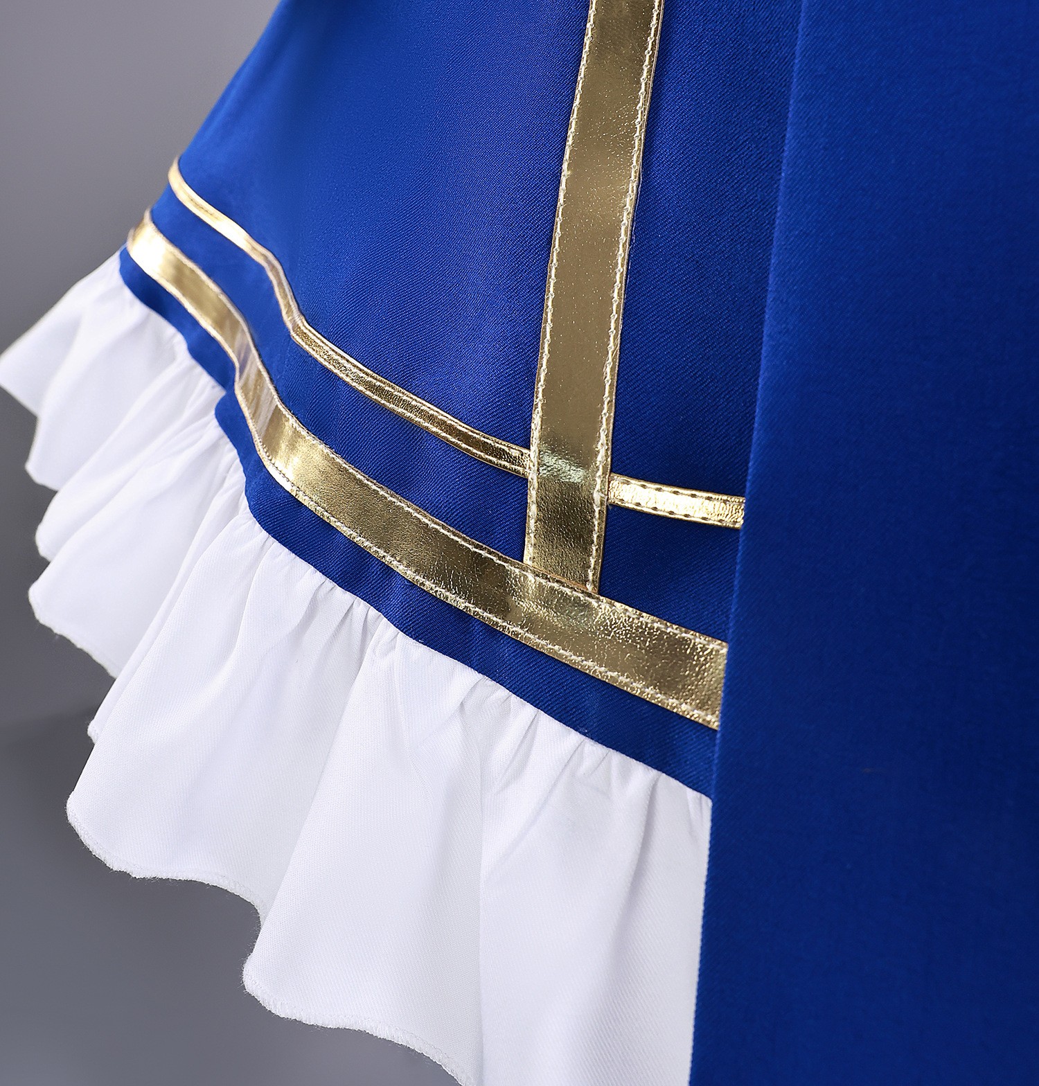 Zoom on Saber’s chest emblem and fabric