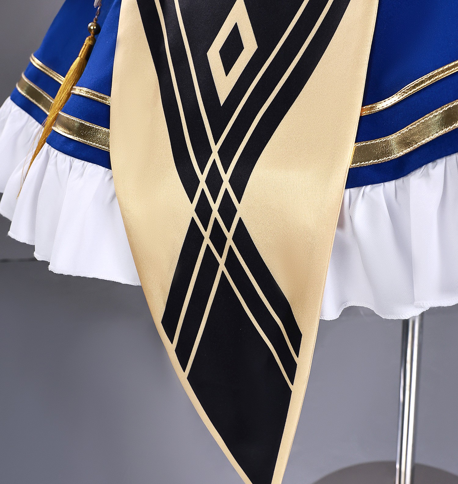 Zoom on Saber’s chest emblem and fabric