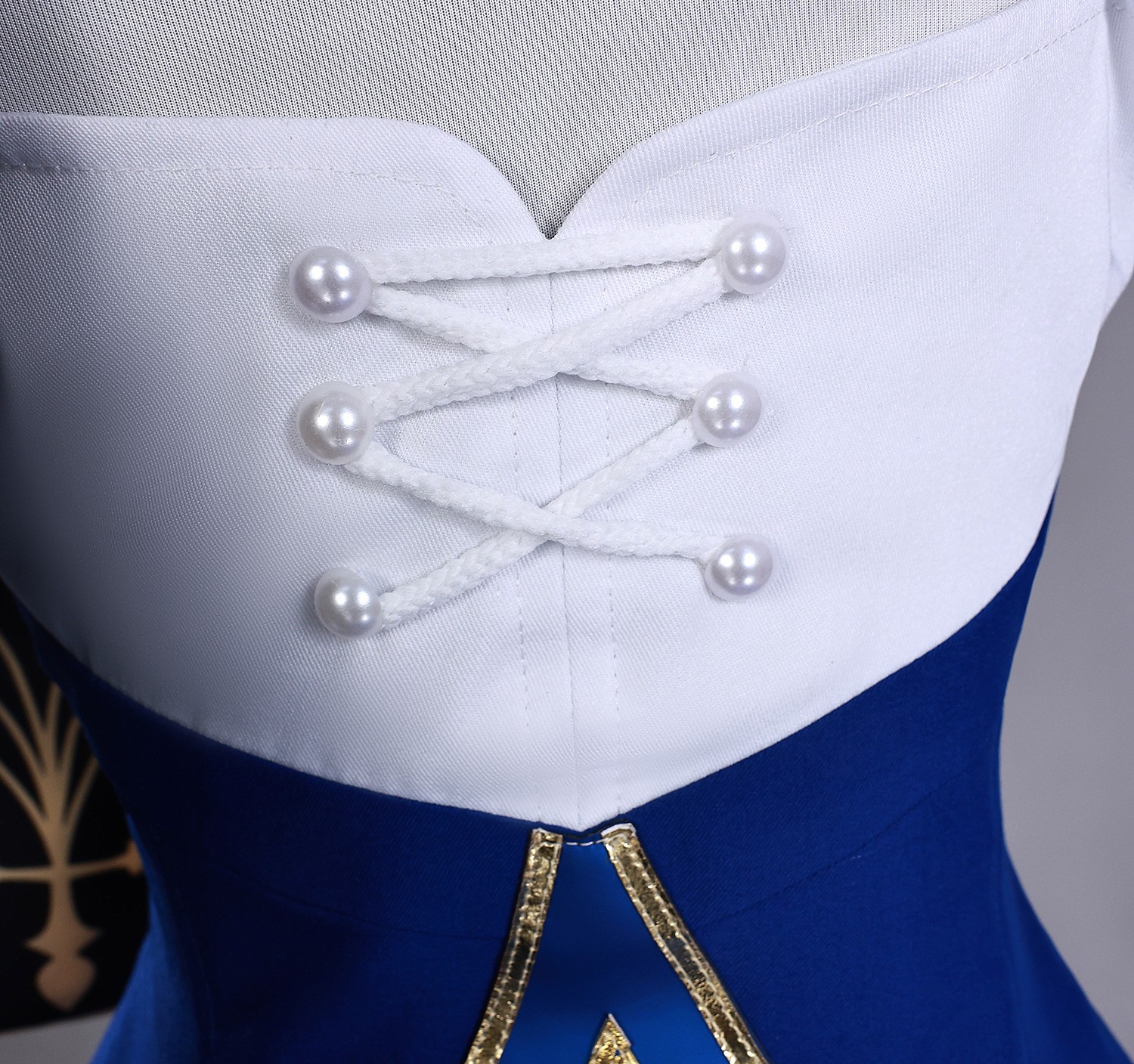 Zoom on Saber’s chest emblem and fabric
