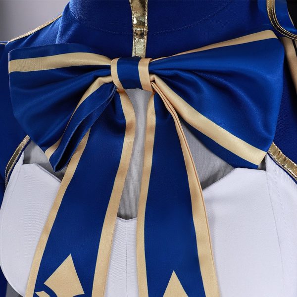 Zoom on Saber’s chest emblem and fabric