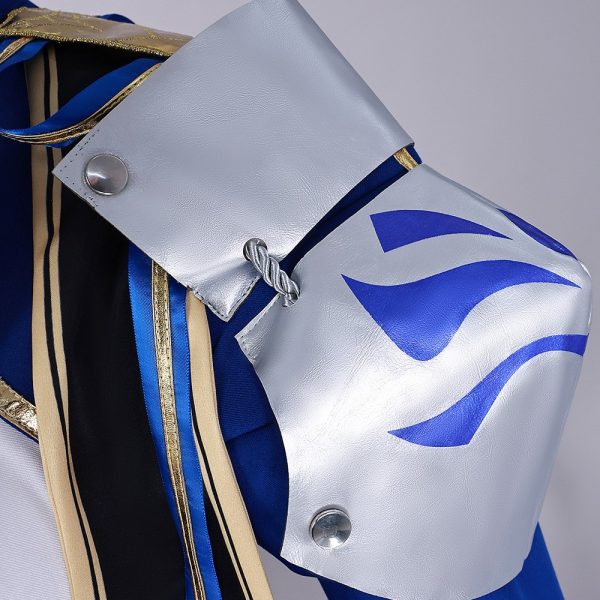 Zoom on Saber’s chest emblem and fabric